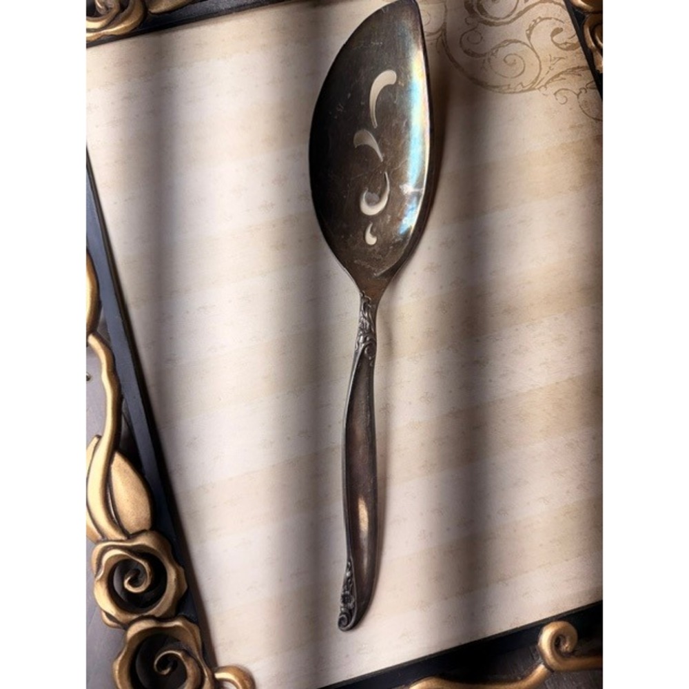 1847 Rogers Bros Leilani Silverplate Pierced Pie Cake Server 8.5"